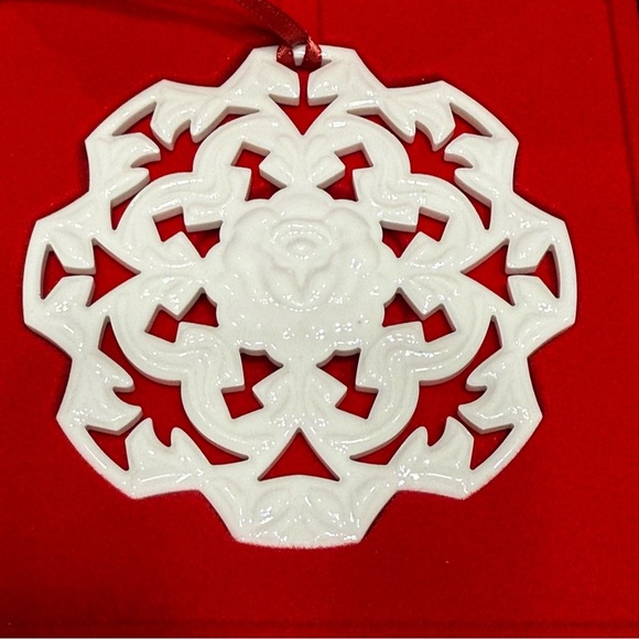 2005 Longaberger Collectors Club Snow Days by Rose White Ceramic Ornament - Picture 4 of 6